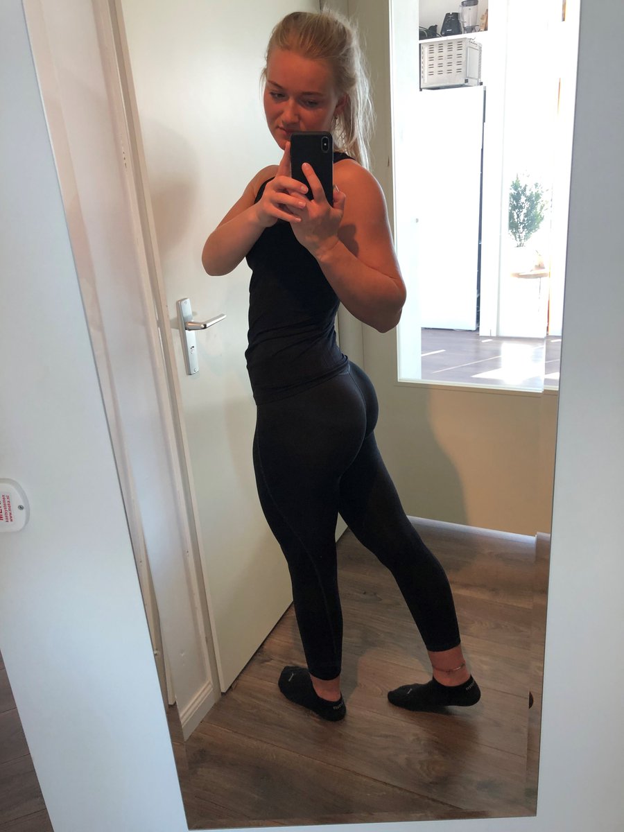 #glutes #inblack #leggingsass #slimandfit #slim