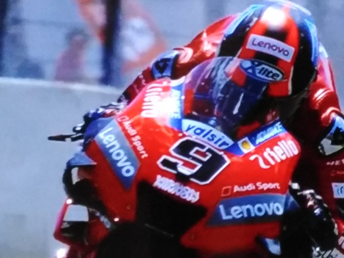 Danilo Petrucci tocó la gloria, triunfando por primera vez en Moto GP, en Mugello y sobre una moto italiana.