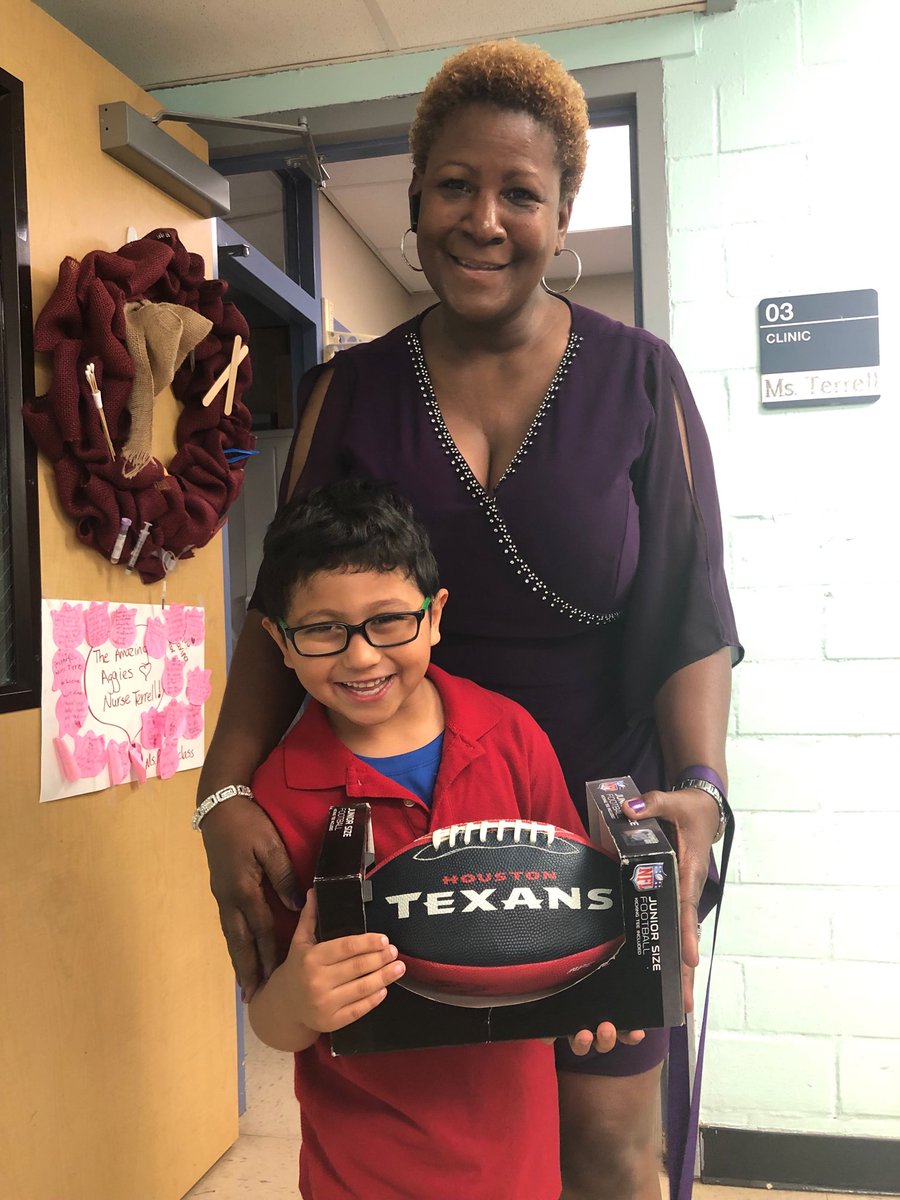 ElizabethNed4's tweet photo. ⁦@SuttonES_HISD⁩ , on Promotion day! I gave this Texans football that I won @ the 2019 FuelUpToPlay60 huddle and banquet to this 1st grade Scholar who helped me with his 1st grate class all year!  #DairyMax #FUTP60 #lovemyscholars #gonnamissSuttonES https://t.co/KtdwIFG00P