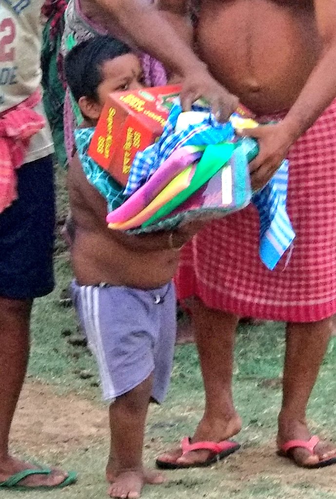 biswajitmohanty's tweet image. #CycloneFaniUpdates  The tiny tot believes in self help obviously!