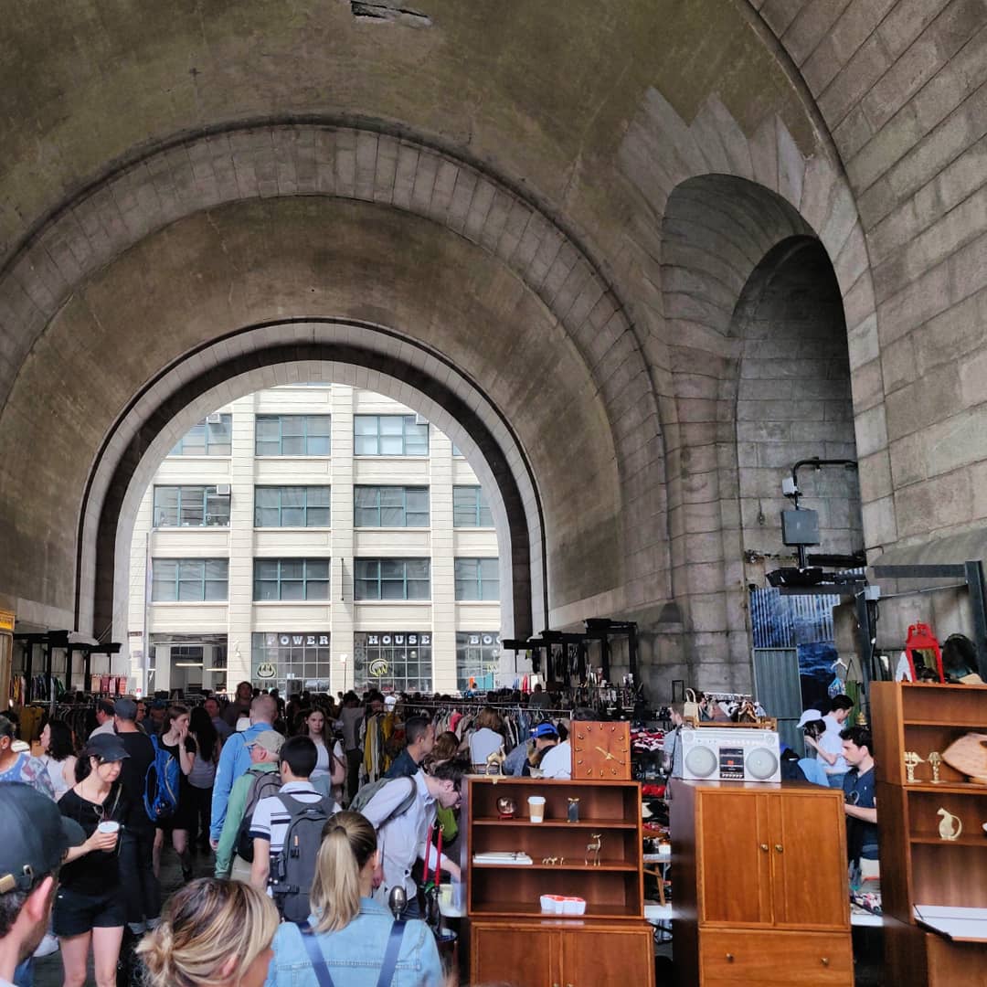 anitaisalska's tweet photo. Brooklyn Flea: check out antique brooches, fight your way through crowds, and then inevitably head for brunch. #LPinNYC https://t.co/MIV4fTqkkN