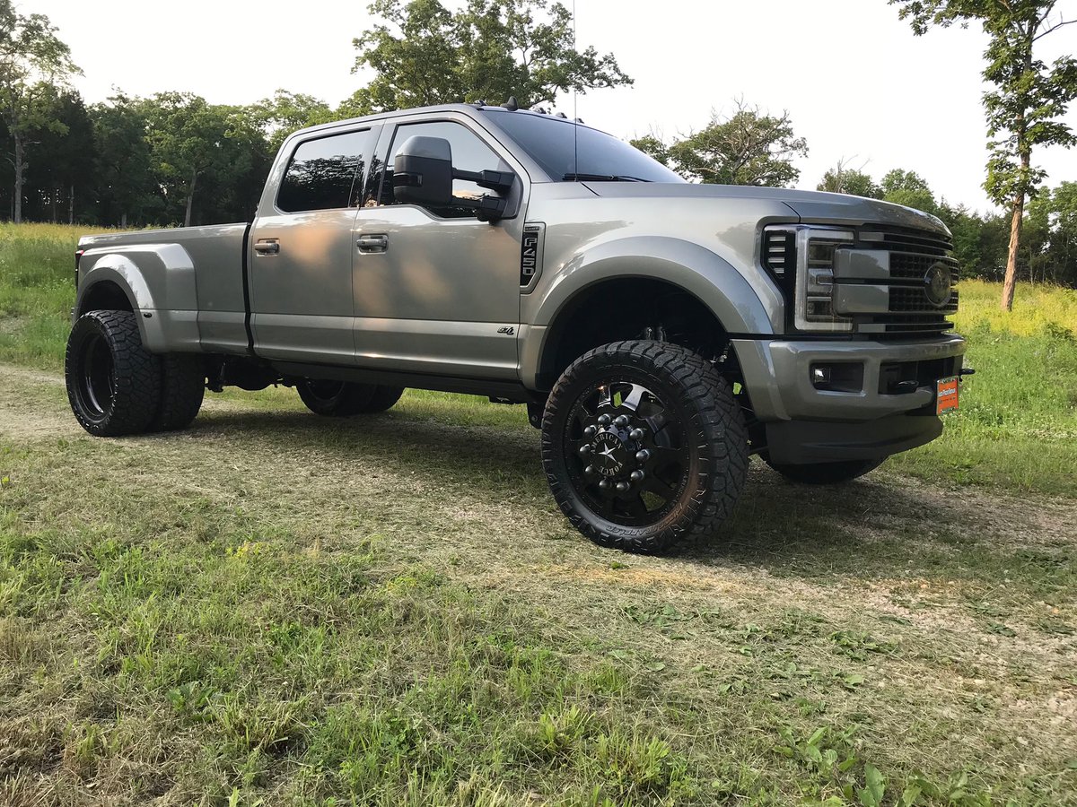 AutoPlazaDirect's tweet photo. 💥💥💥Show Stopper💥💥💥
••••••••••••••••••••••••••••••••••
#FordSuperDuty #FordPlatinum #TrucksOfInstagram #OffRoading #OffRoad #OffRoadNation #Alumiduty #AmericanForceWheels #Platinum #TrucksOfInsta #DieselTrucks #Diesel #F450 https://t.co/bLQHjPmqoL