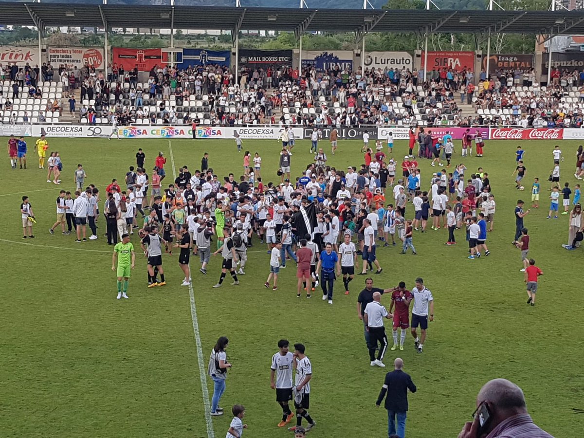 Alegría en el Stadium Gal de  <a href="/Irun_informa/">Irun_informa</a> con un 2-0 frente al Jumilla que mantiene la categoría del <a href="/REALUNIONCIRUN/">Real Unión Club Irun</a>