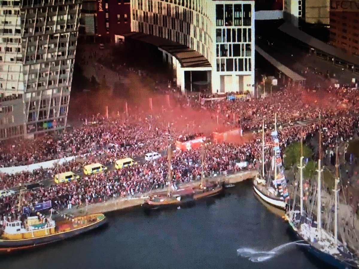 JuliusFreeze's tweet photo. Siegerparaden im Vergleich... 500k in Liverpool vs 15k in München... #UCLFinal #lfcparade #LiverpoolFC #totliv #fcbayern https://t.co/hp0LuGWGEZ