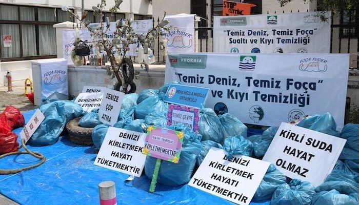 Foça'da, denizden 1 ton çöp çıkarıldı

İzmir'in Foça ilçesinde, ortaokul öğrencileri; Jandarma Komando Okulu ve Eğitim Merkezi öğrencileri ve dalış timinin desteğiyle kıyı ve su altı temizliği yaptı. İki saatlik temizlikte, büyük bölümü plastik 1 tondan fazla çöp çıkarıldı.(DHA)
