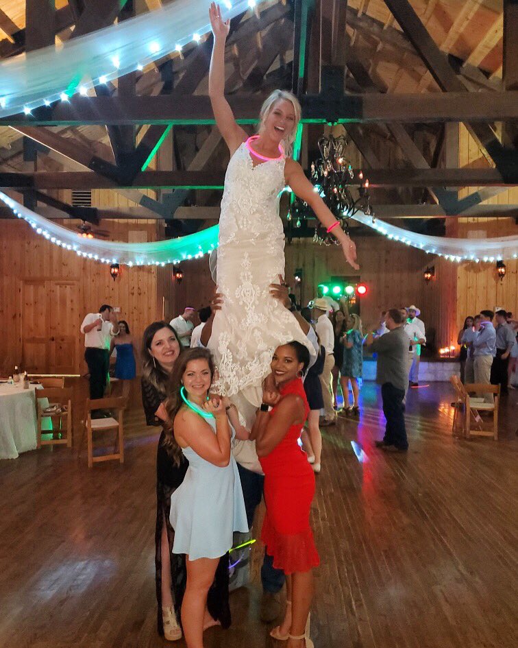 FloCheer's tweet photo. Another #FloSquad wedding in the books! Congratulations to the new Mrs. Ingallina! π https://t.co/St5zUHRmVI