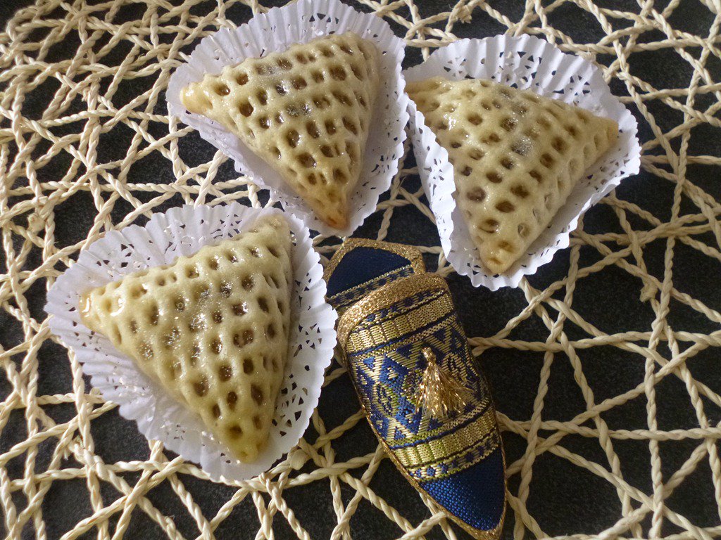 CHAHDA signifiant « ruche », en référence à sa forme. C'est une pâtisserie sablée, à base d'amandes, de noix et de miel, façonné avec une pince à pâtisserie. Sa farce peut être aussi composée de halwa halkoum et de cacahuètes.