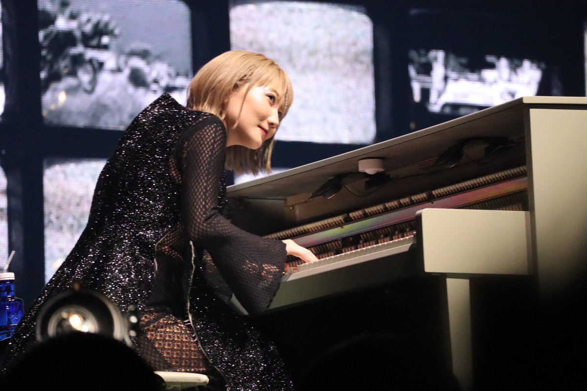 セカオワのsaoriさん 結婚したので名字が変わった 出来れば変えたくなかったけれど 日本では夫婦別姓は認められていない 仕方なくパスポートの名前を変更したら 名義変更の手数料は6千円です と言われた 違和感 Togetter