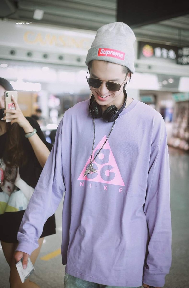 dylanwangph_'s tweet photo. Dylan Wang at the airport heading to Sanya today..

cto vodka 1220//knight//RedOrBlack

#王鹤棣 #dylanwang #WangHedi https://t.co/i0r4mH02UQ