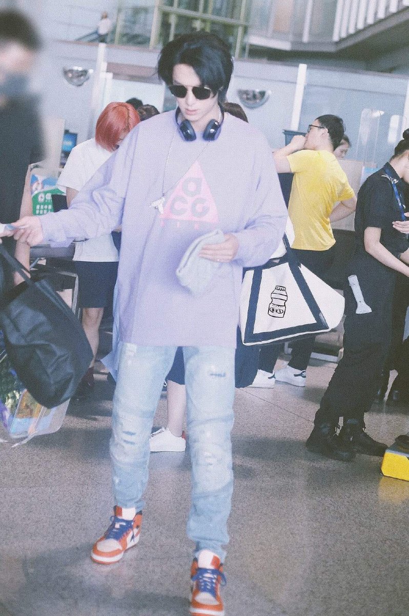dylanwangph_'s tweet photo. Dylan Wang at the airport heading to Sanya today..

cto vodka 1220//knight//RedOrBlack

#王鹤棣 #dylanwang #WangHedi https://t.co/i0r4mH02UQ