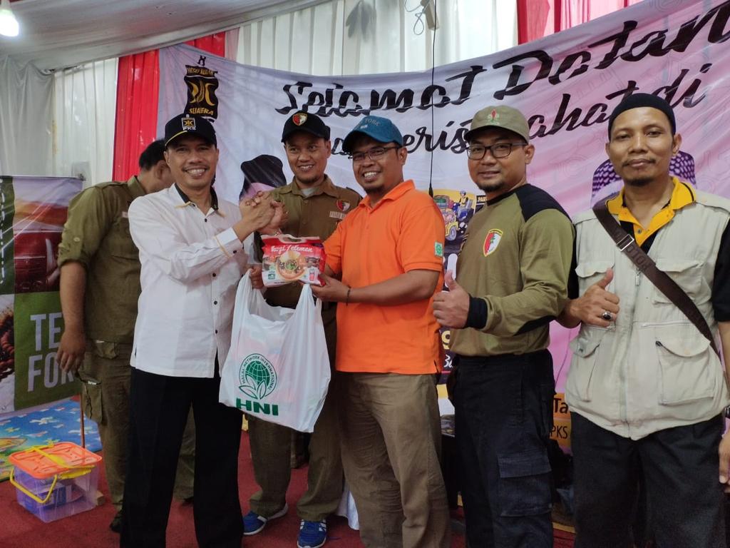 PKSDKIJakarta's tweet photo. Kehadiran Sakhir bersama Bendahara Umum PKS Jakarta Noerhadi beserta Ketua Bidang Polhukam Fauzi memberikan support kepada kader yang bertugas.  #PoskoMudikPKS2019 https://t.co/NiwtV67VAf