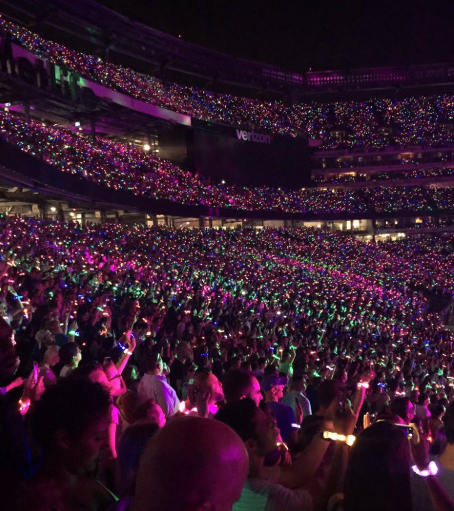 XyloBandsUSA's tweet image. Coldplay fills stadium with rainbow light from XYLOBANDS LED Wristbands! Xylobands are the greatest invention for LIVE events! Contact TLC today #TLCcreative #LEDlightshow #LEDparty #eventprofs #livemusic #emslive #experience #eventos #efectivosespeciales #coldplay #AHFOD