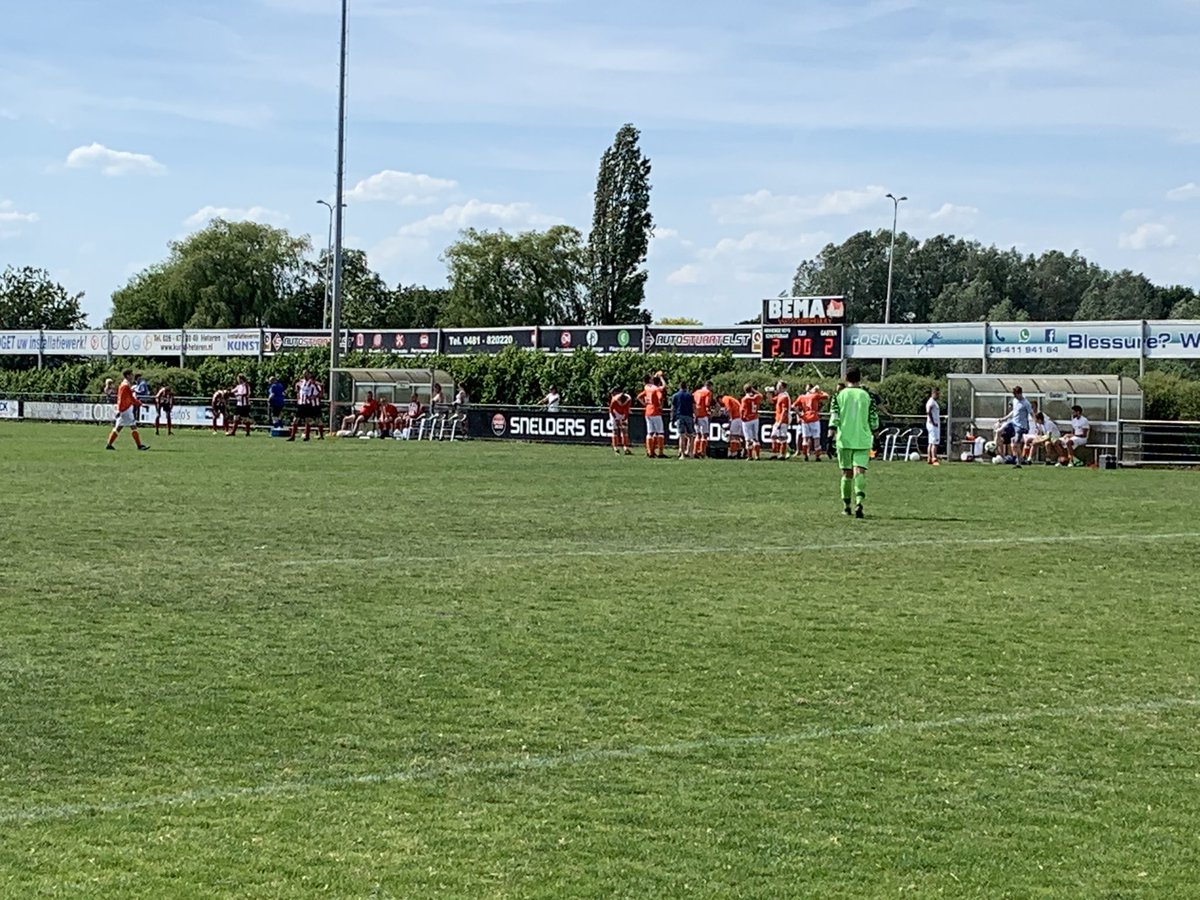 De #eindstand na 90 minuten voetbal is 2-2. We gaan #Verlengen in #Schuytgraaf #Arnhem bij #ArnhemseBoys tegen <a href="/SVAngeren/">SV Angeren</a> 2 x 15 minuten komt erbij