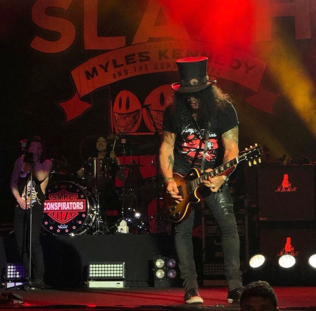 SlashFCBrasilia's tweet photo. New shots of @Slash in Recife last night! #SMKC #LivingTheDreamTourRecife 🔥🤘🏻 https://t.co/xZizN3bpK1
