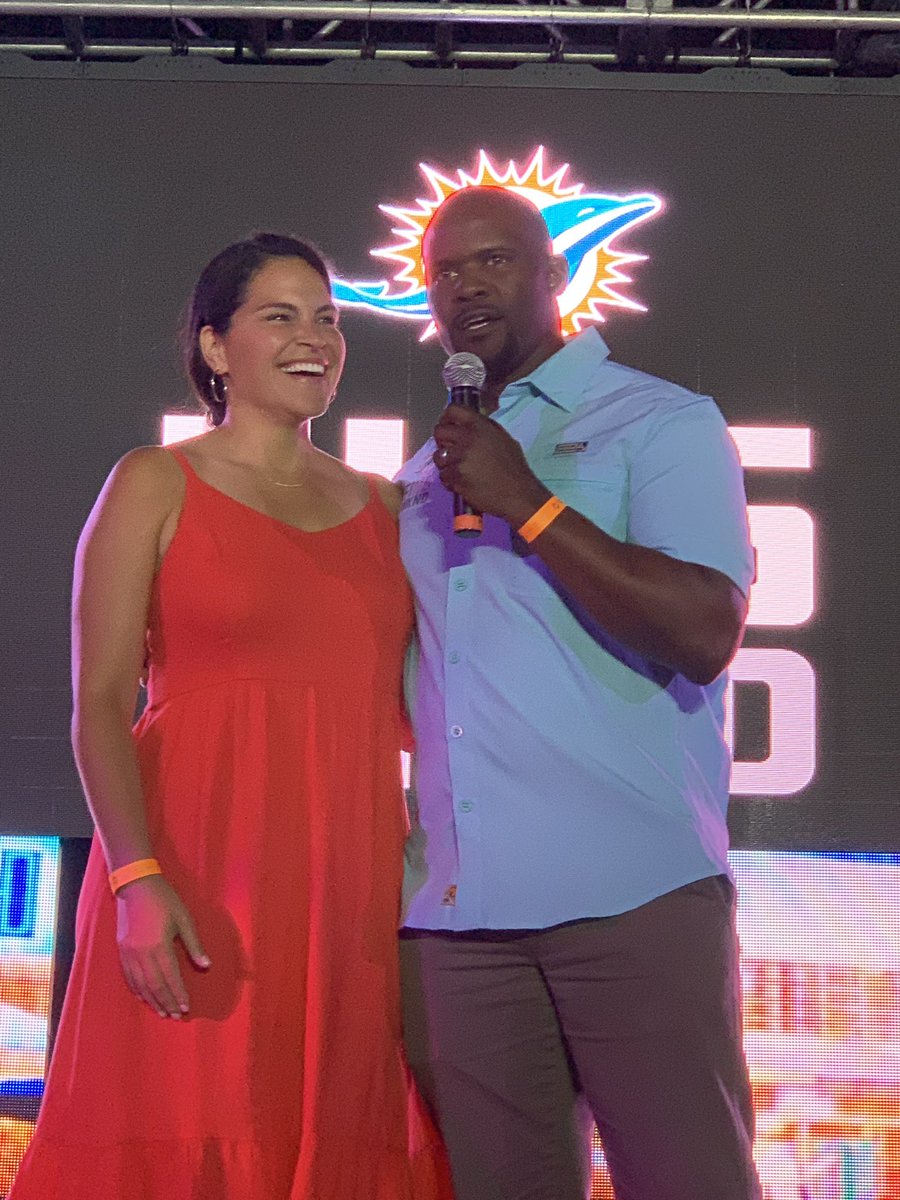 FinsOffTheField's tweet photo. What a tremendous success #FinsWeekend thank you to all that participated and helped us reach our goal! #teamworkatwork #nfl #DolphinsHuddleFor100 #miamidolphins #FinsUP https://t.co/bpjWBYTfqn