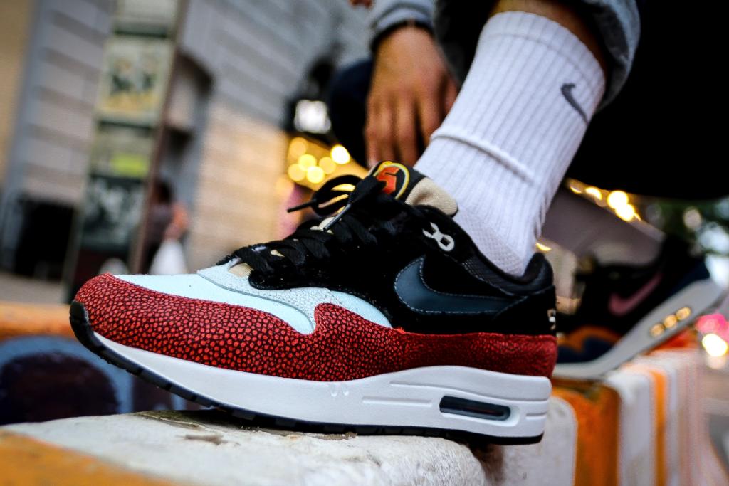 nike air max 1 swipa on feet