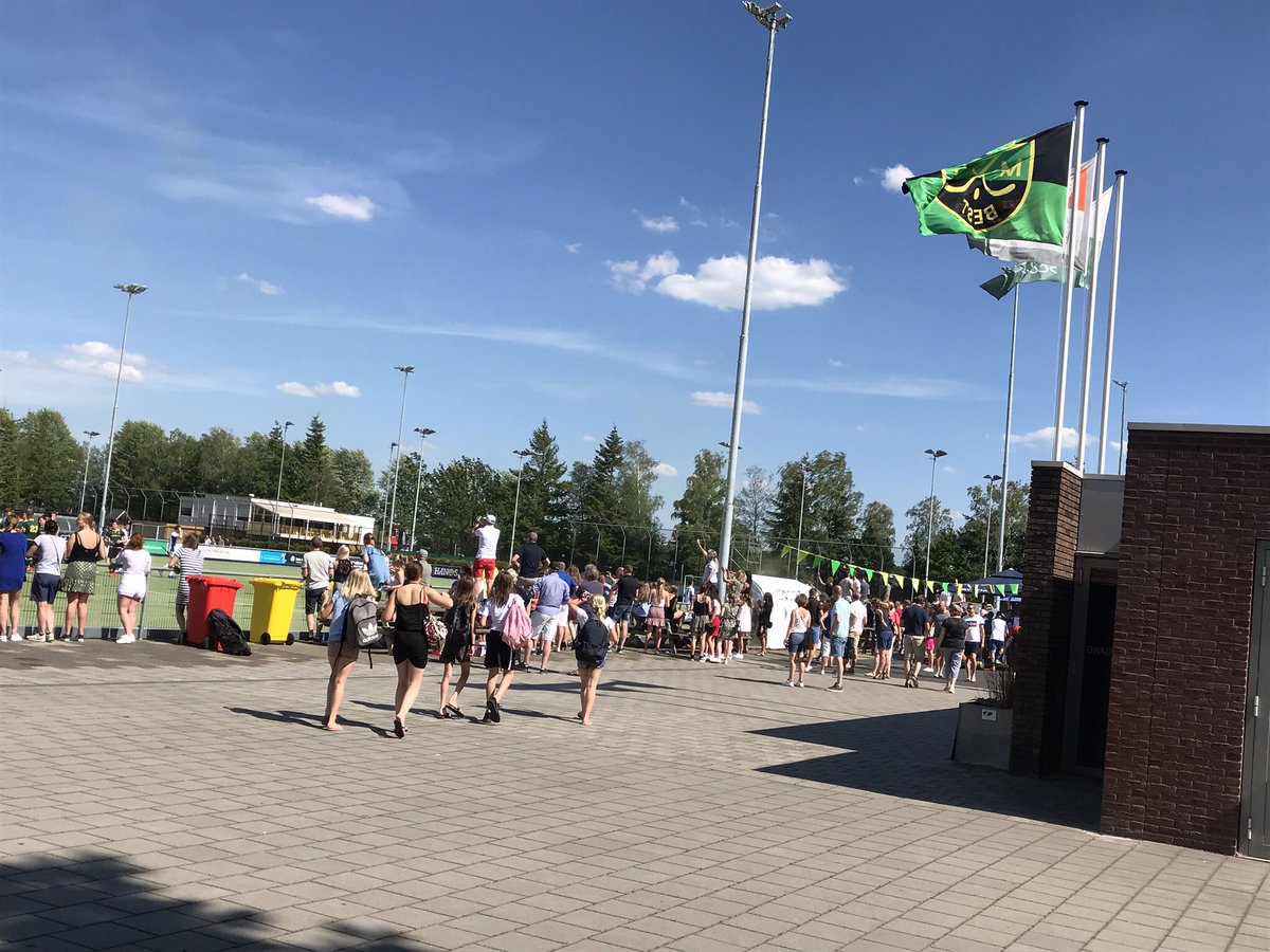 LeonKennis's tweet photo. Lekker drukke zondag op sportpark #Leemkuilen in #GemeenteBest.
Bomvol zwembad #deDolfijn, #HerenI van @mhc_best promoveert naar de 1e #klasse (...klasse dus) en @OirschotVooruit wint ook zijn wedstrijd. Ook klasse... https://t.co/goFQCupz12