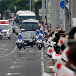 天皇皇后両陛下の御車列と緊走中の救急車がバッティング!