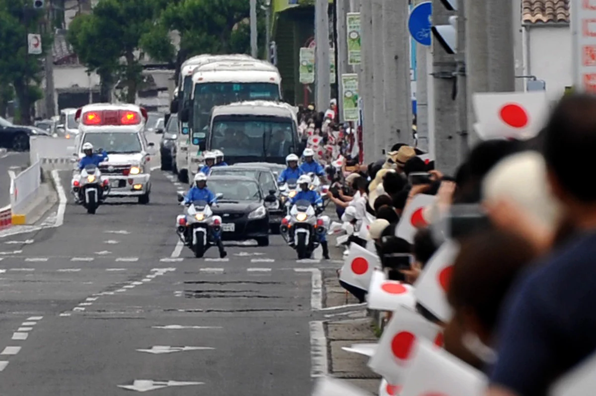 天皇皇后両陛下の御車列と緊走中の救急車がバッティング！！