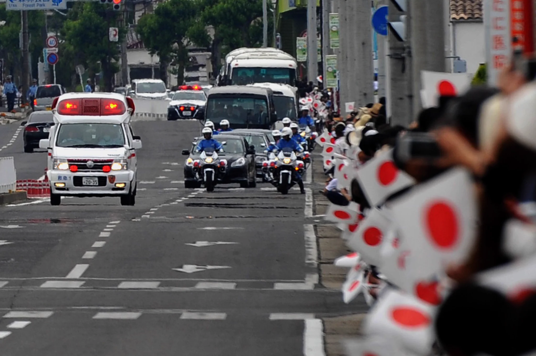 天皇皇后両陛下の御車列と緊走中の救急車がバッティング！！