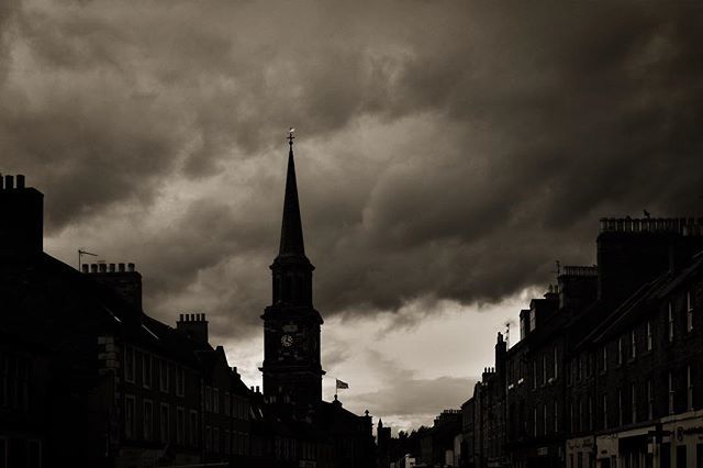 HiddenHadd's tweet photo. Stormy skies this weekend! 🌧 #hiddenhaddington #haddington #haddingtonlife #haddingtonbeauty #chimney #chimneypots #haddingtontownhouse #haddingtonskyline #haddingtonskies #eastlothian #dramatic #moody #scotland #scotlandphotography #scotland_ig #sco… https://t.co/MZpdx1nhxl https://t.co/JIkFFeqABS