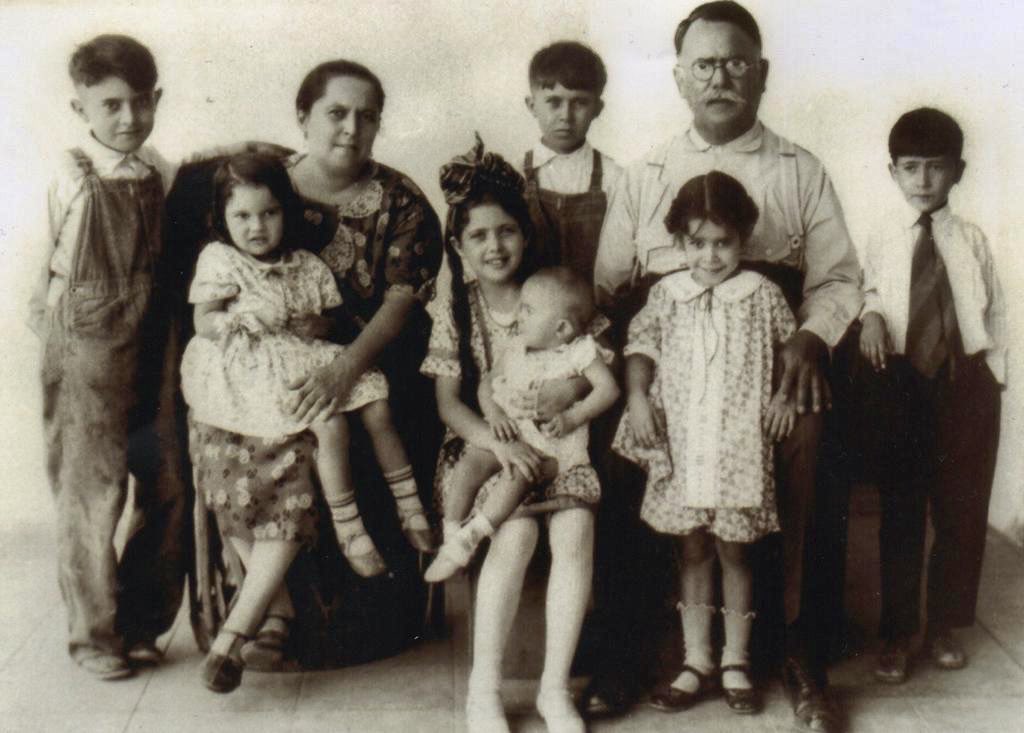 Ayer fallece en Cd Obregón a los 96 años Maria Mona Obregon Tapia la ultima sobreviviente del Presidente y Gral Alvaro Obregon y Maria Tapia. Gran mujer, innumerables cualidades y nucleo familiar. Deja una gran historia. DEP (ella justo frente a su papa)