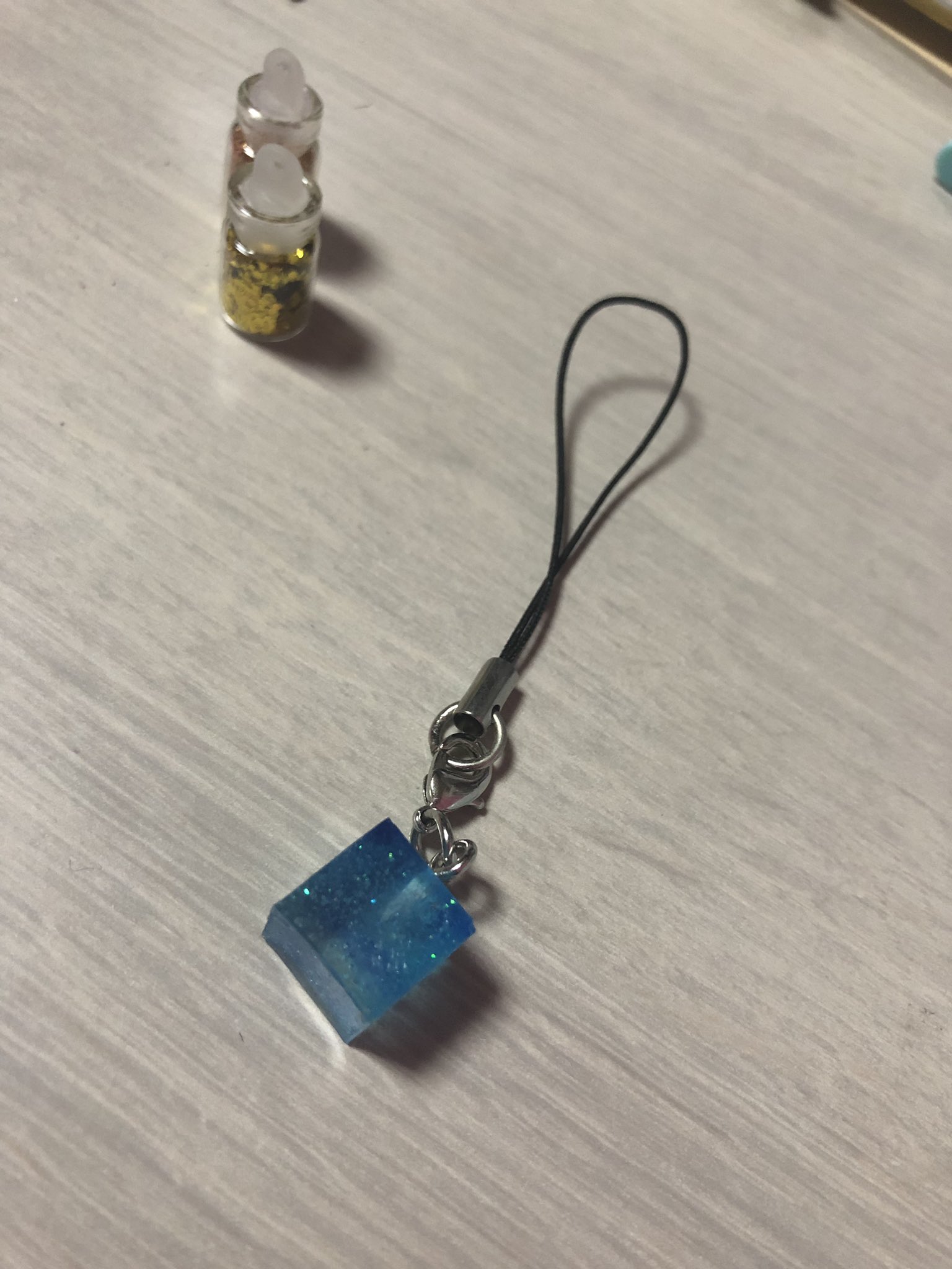 ゆな 取引垢 プロカあり 小さい方の四次元キューブはストラップにしてみました ストラップ フィギアーツのフィギュアにはこのサイズちょうどいいかも アベンジャーズ 四次元キューブ ハンドメイド レジン T Co Nq9qizsjmz Twitter