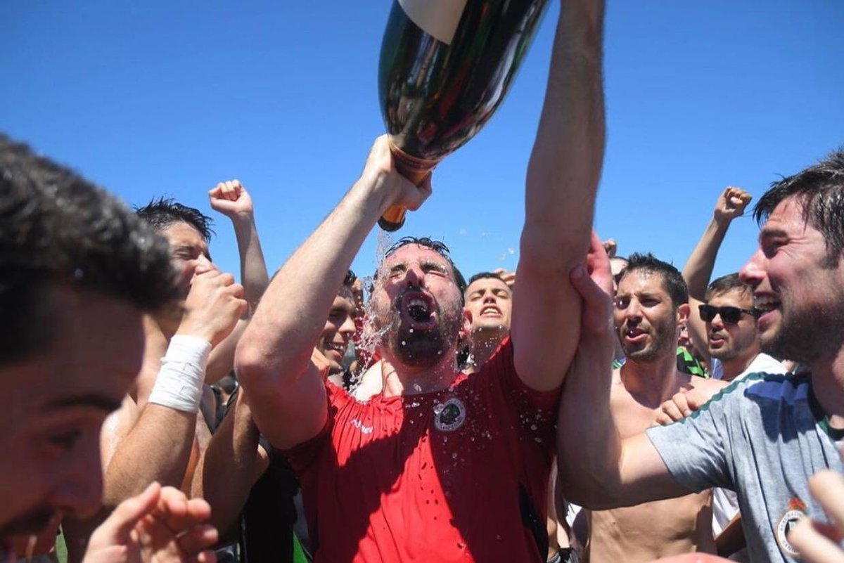 Jordi Figueras celebra el ascenso con el Racing de Santander (Foto: @jfigueras21).