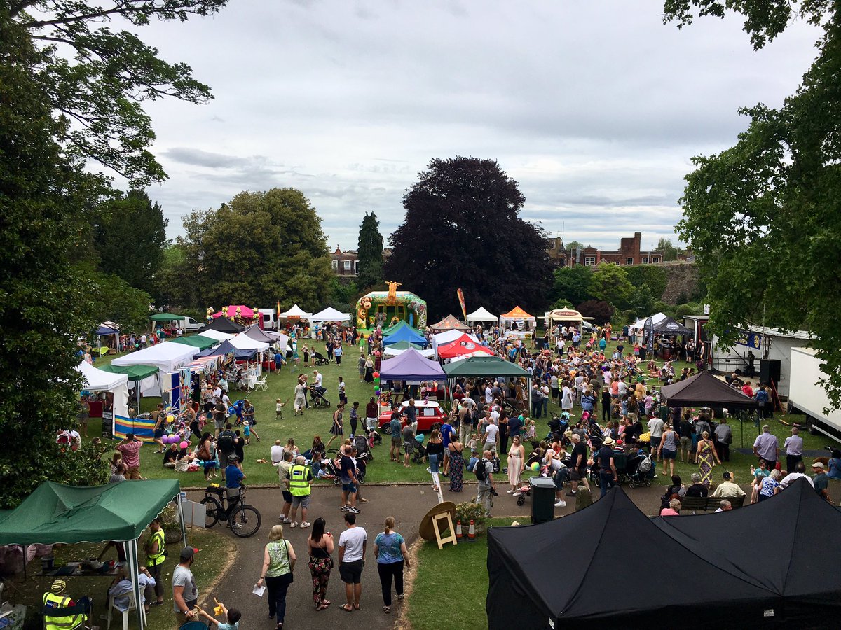 Over 1,000 visitors inside #Hertford Castle so far this afternoon, and many more outside. Still an hour to go.
