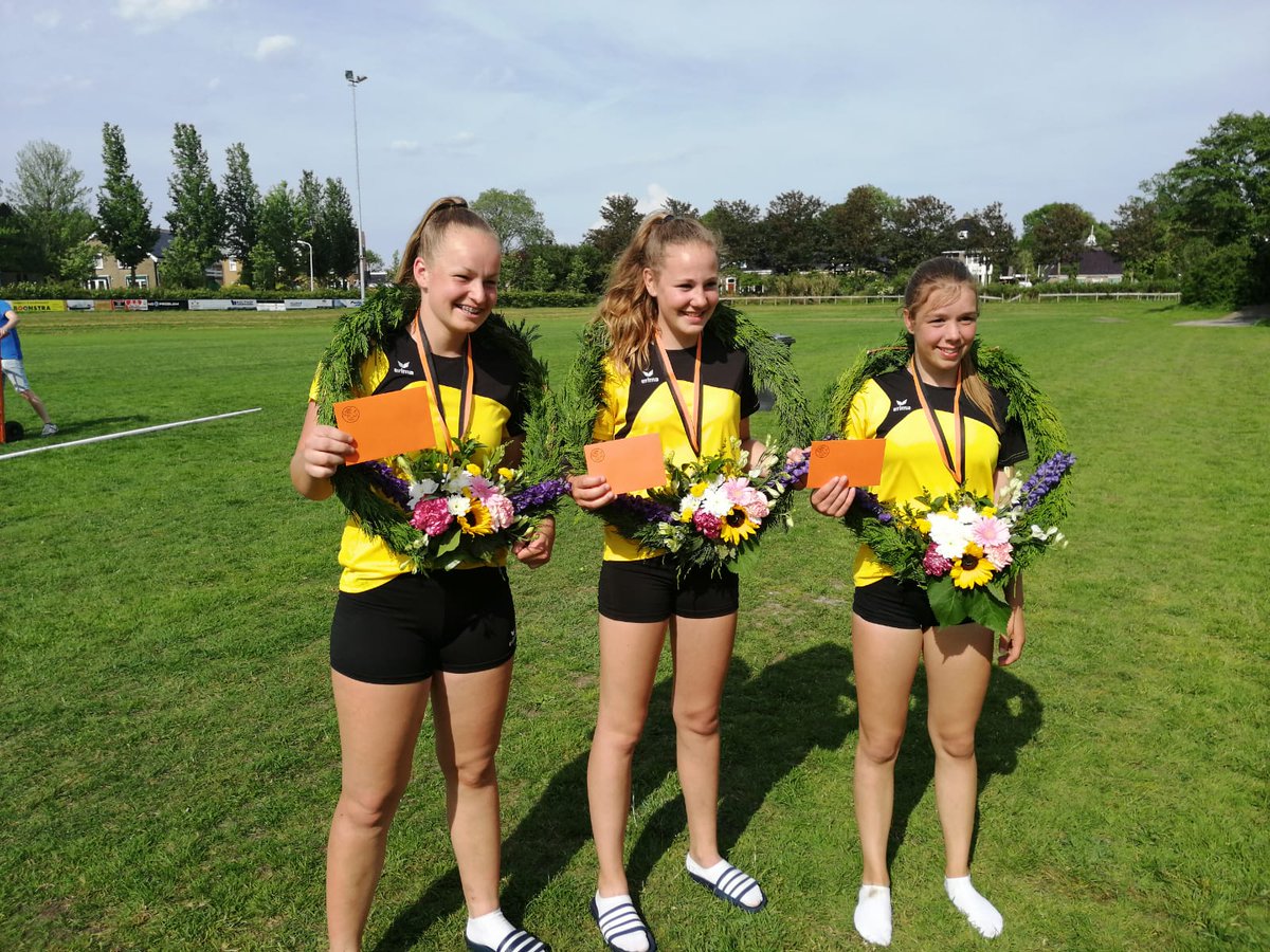 PripperWorkum's tweet image. Met 5-3 6-4 winnen Naomi, Gerde en Bente de afdelingspartij in Stiens bij @KcdeBoer. Ze winnen de finale van Makkum1. #kaatsen #workum #knkb #keatsen