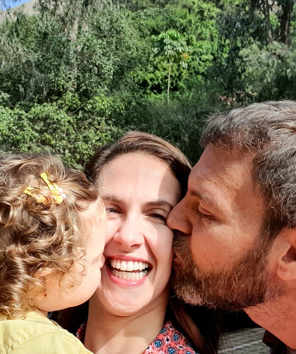 EmiliaDrago's tweet photo. Esos besos que te deforman la cara pero te llenan de amor 😍💜. ¡Feliz domingo para todos!
.
.
.
#familia #LunaLD #domingo #sunday @DiegoLombardi https://t.co/oXtMBztlch
