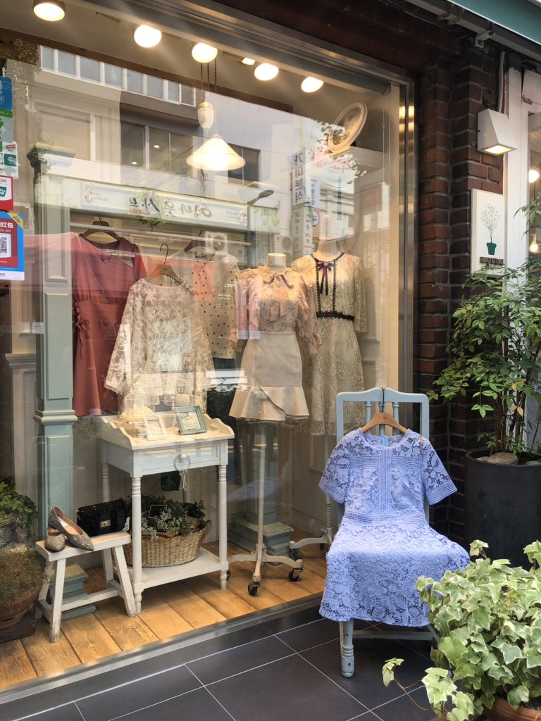 セロト任子 梨大にて ハマる人には堪らなそうなお洋服屋さんがあったので共有しますね 梨大にある平均的なお洋服と比べると少しお高いですがどれも3000円前後でした 梨大の2番出口を出て直進にあるスターバックスの向かいあります 梨大 服 パパ