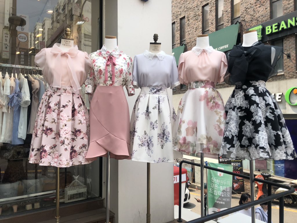 セロト任子 梨大にて ハマる人には堪らなそうなお洋服屋さんがあったので共有しますね 梨大にある平均的なお洋服と比べると少しお高いですがどれも3000円前後でした 梨大の2番出口を出て直進にあるスターバックスの向かいあります 梨大 服 パパ