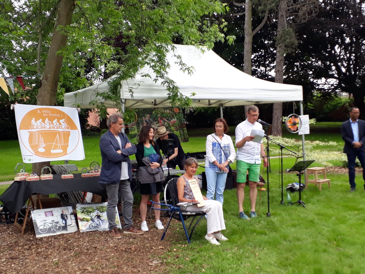 VeloUtile's tweet photo. Une fête du vélo réussie dans le parc de la préfecture avec la remise des prix du challenge @AVELOAUBOULOT22 en présence de @mcdiouron 🏆🚲 43375 km parcourus par plus de 1000 participants, bravo à tou(te)s ! @VilledeStBrieuc ou encore @EcoleEtablesMer remportent des prix 🏆🏆 https://t.co/lEdkNfsKlQ