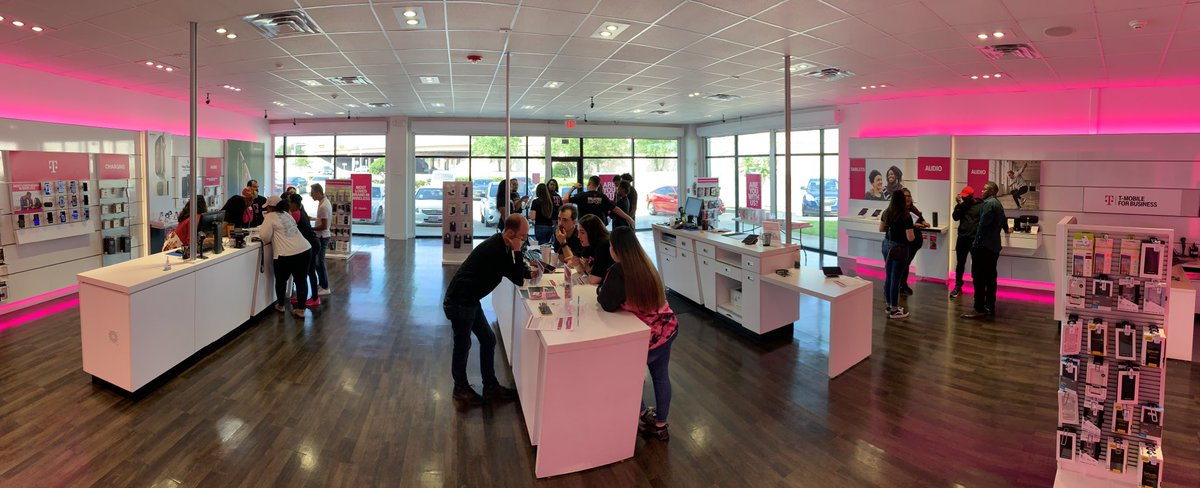 Launch Party happening!!  <a href="/VergeMobileTPR/">Verge Mobile</a> getting ready to make the magic happen!!  <a href="/loriadavis44/">Lori Davis</a> <a href="/bnash001/">Brad Nash</a> <a href="/TonyCBerger/">Tony Berger</a> Beaumont, TX is ready to serve all customers!!