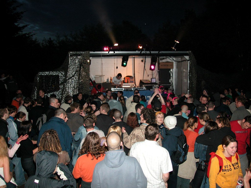 909originals's tweet image. For those lucky enough to have experienced them, the Creation free parties will go down in history. 909originals caught up with Creation head honcho Cozzy and a host of familiar names from Irish clubland, to recall those heady days 🙂
909originals.com/2019/06/02/the…

#rave #freeparty #dj