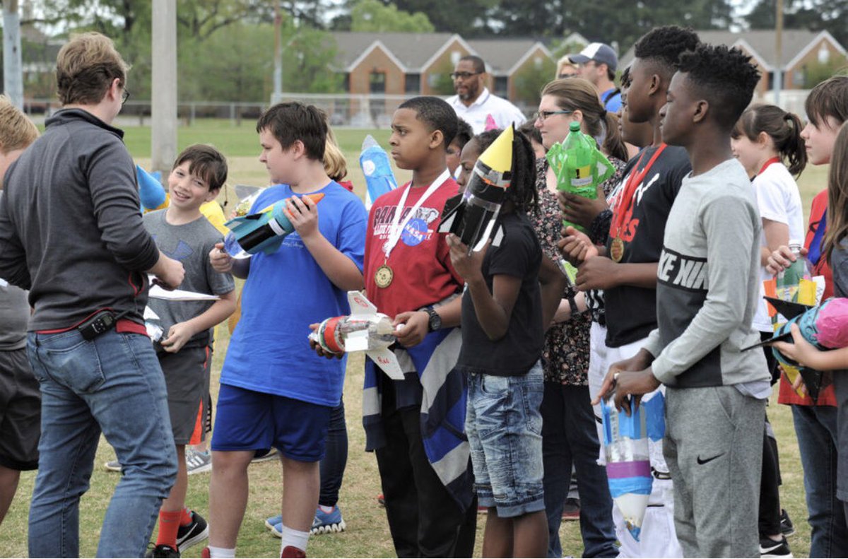 alabamarocketry's tweet photo. STEM education for the next generation is essential to foster innovation and collaboration. The #TuscaloosaRocketryChallenge at the @univofalabama provides students opportunities to learn more about STEM and have a great time! #B11SpaceChallenge @base11STEM https://t.co/UvPUNv4pBo
