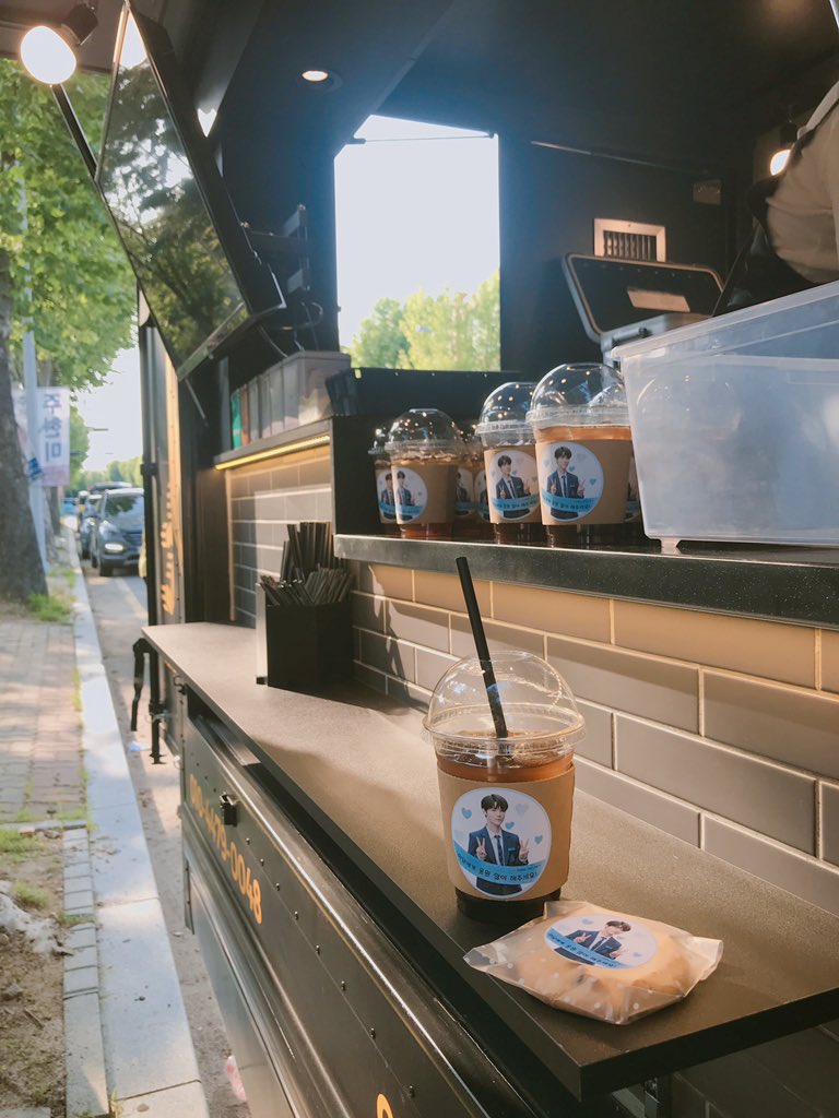 LeeMidamBr's tweet photo. [#INFO] 02.06.19 - Um dos fansites do Midam fez um food truck para ele, sendo o primeiro trainee do Produto X 101 a tê-lo 💕

#이미담 #PRODUCE_X_101 #ProduceXMidam #Visual_LeeMidam #비주얼센터_이미담 https://t.co/kk39ZFcWAr