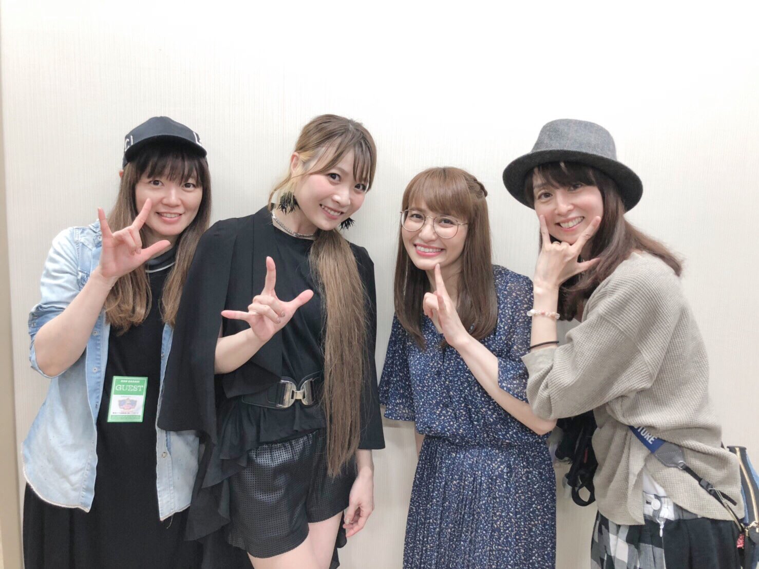 May N そして私達をずーーっと見守ってくれてる遠藤綾さんと豊口めぐみさんが この4shot嬉しすぎるー ランカめぐみの隣はわたしよ わたしよ と遠藤綾さんとやりあったあと クラン豊口さんがいやあたしもー といって3人を抱きしめてくれた May N そして私達をずーーっと見守ってくれてる遠藤綾さんと豊口めぐみさんが この4shot嬉しすぎるー ランカめぐみの隣はわたしよ わたしよ と遠藤綾さんとやりあったあと クラン豊口さんがいやあたしもー といって3人を抱きしめてくれた