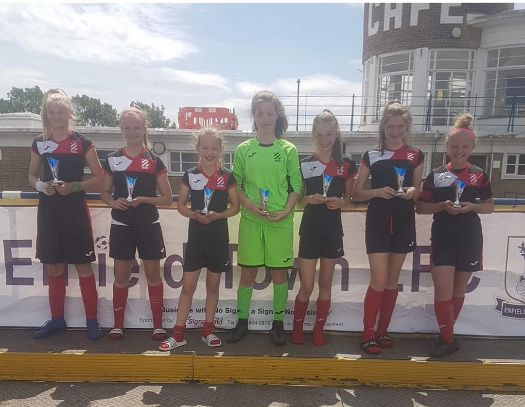 buryrangergirls's tweet photo. Well done to our under 12s. Who brought home more silverware today and won the Enfield Tournament today. Awesum stuff girls well done to all
#winnerwinnerchickendinner #shebelieves #shecanplay #hertsfa #girlsfootball #gogobury #buryrangersgirls https://t.co/LMSrub9CQh
