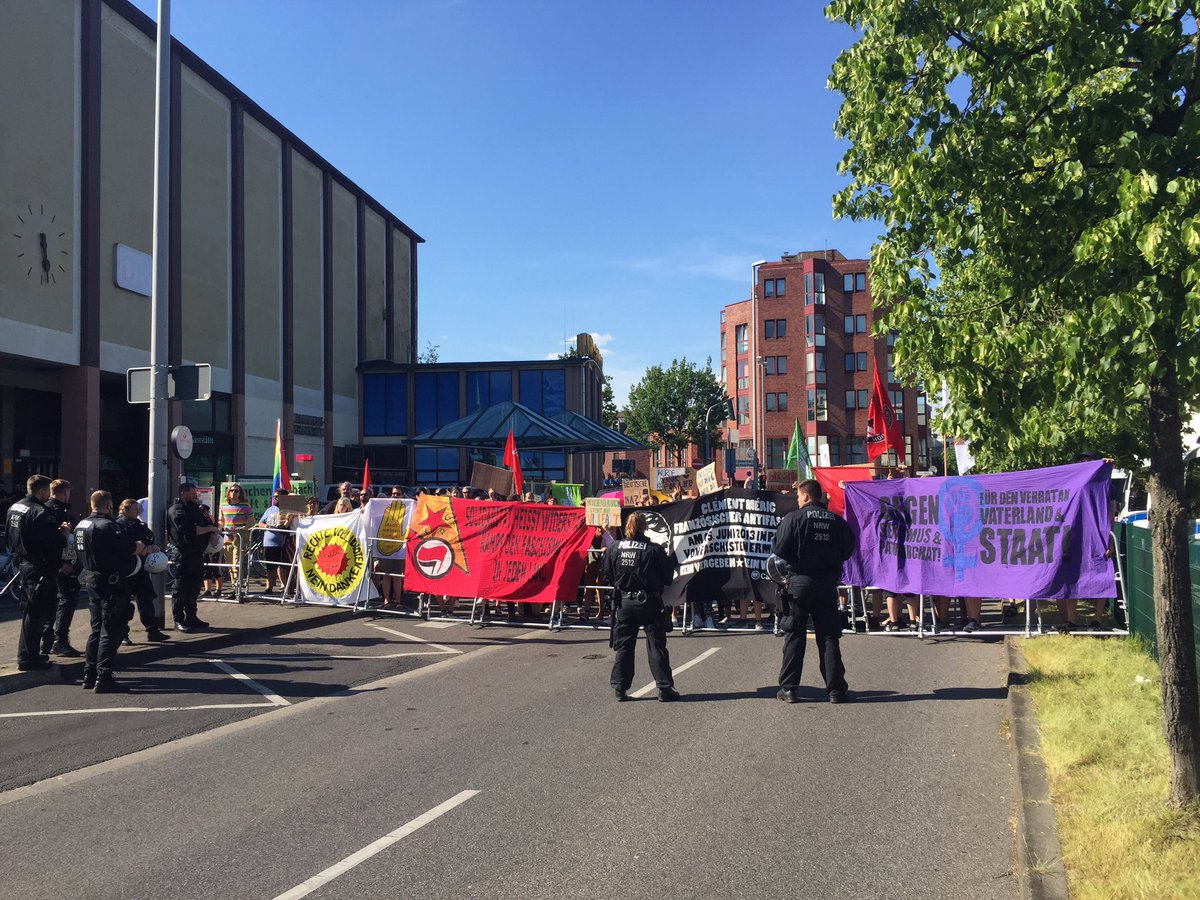RTLWEST's tweet image. Laut #Polizeiangaben sind inzwischen rund 300 #Gegendemonstranten in #Moenchengladbach #Rheydt unterwegs. Der #Aufmarsch der #rechten Szene hat nach offiziellen Angaben rund 260 Teilnehmer.