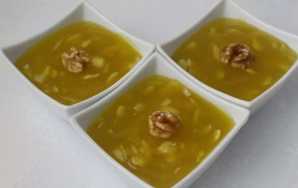 T'BIKHUn mets sucré-salé originaire de Constantine. C’est une gelée à base de miel, de viande de bœuf et d'amandes. On le sert lors des fiançailles et autres grandes occasions, comme le ramadan. Fait aussi partie de la tradition du smat, servi avec le mhalbi et le chrik.