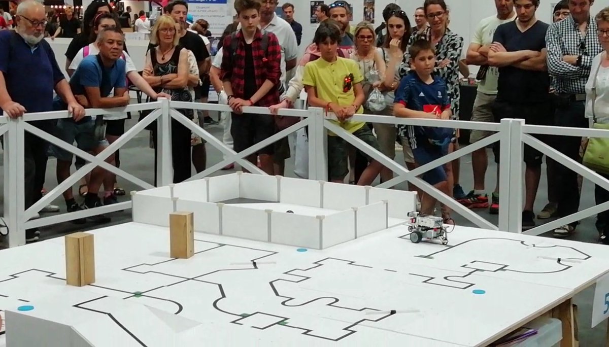 FFRobotique's tweet photo. L'objectif de la ligue #RoboCupJunior #inLine est de suivre une ligne au sol. Le parcours de termine dans la zone 2, fermée, contentant des boules à déplacer, ce sont des victimes à sauver https://t.co/xDbicN4eMu