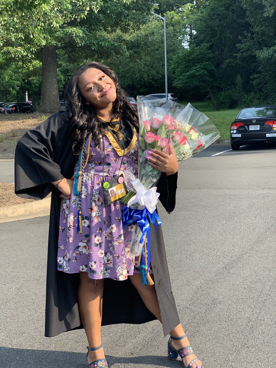 itslillolo_ing's tweet photo. 3.9 GPA. NATIONAL HONORS SOCIETY. LICENSED TEACHERS AID. CO-EDITOR IN CHIEF OF YBK. PROUD LATINA AND BLACK WOMAN. #2k19GRADUATE #byeFREEDOM https://t.co/4uPNuRmn88