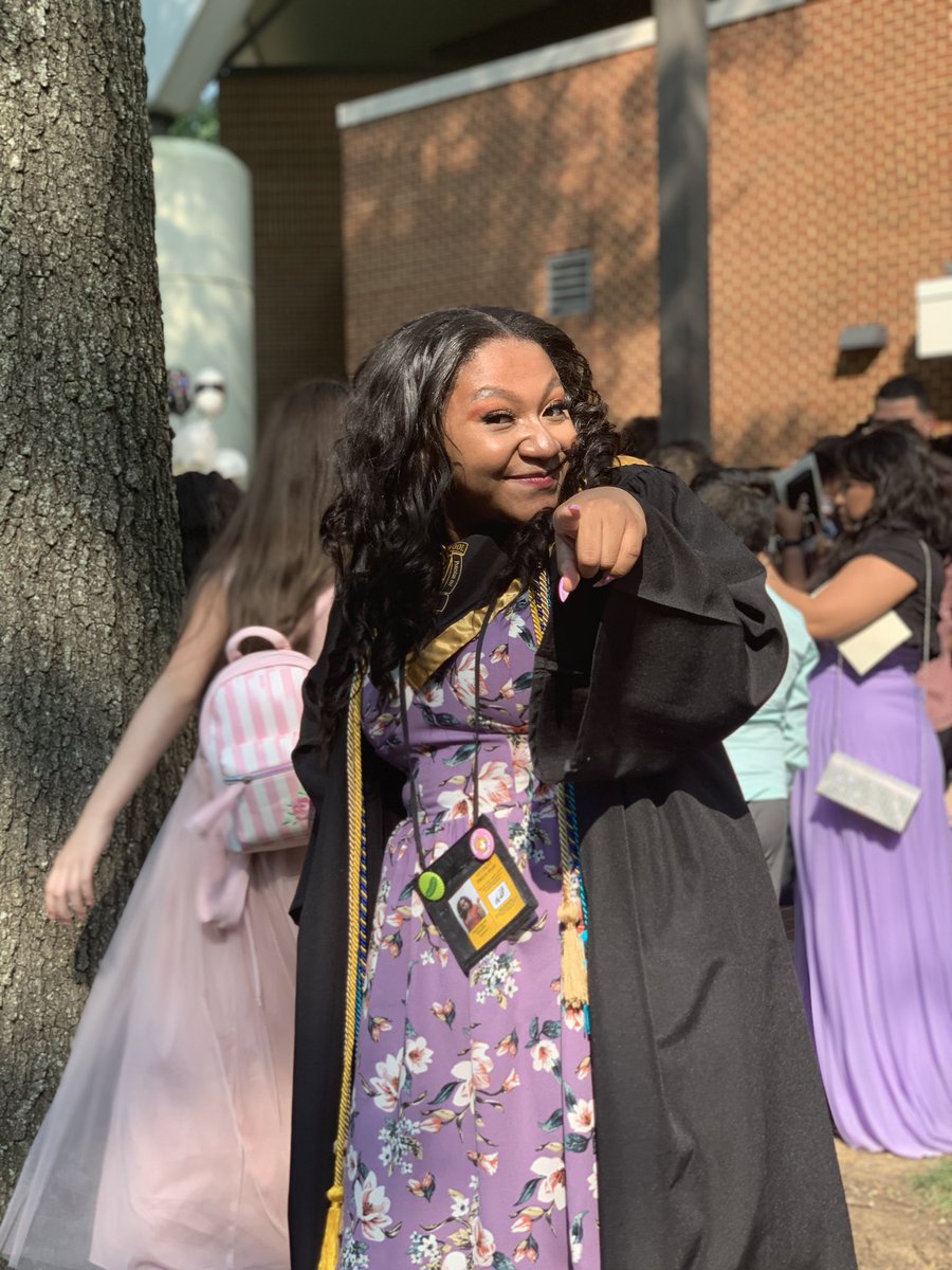 itslillolo_ing's tweet photo. 3.9 GPA. NATIONAL HONORS SOCIETY. LICENSED TEACHERS AID. CO-EDITOR IN CHIEF OF YBK. PROUD LATINA AND BLACK WOMAN. #2k19GRADUATE #byeFREEDOM https://t.co/4uPNuRmn88