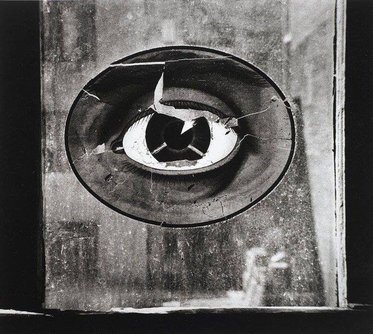 Nathan Lerner, Eye on Window, New York City, 1943.