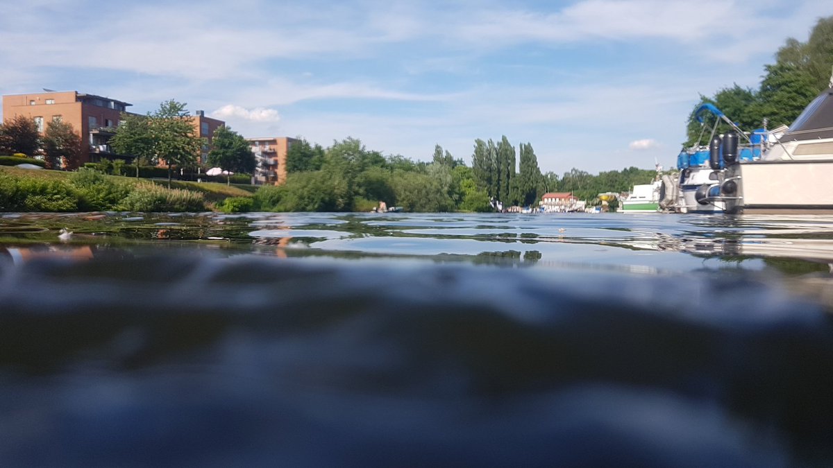 AbenteurerHH's tweet photo. Mit dem Schlauchboot #HamburgHamm erkundet. Echt super. Endlich #Sommer in Hamburg. Nach der großen Runde  sind wir müde vom rudern. #Wochenende #Familienausflug https://t.co/7ssYJoULvx