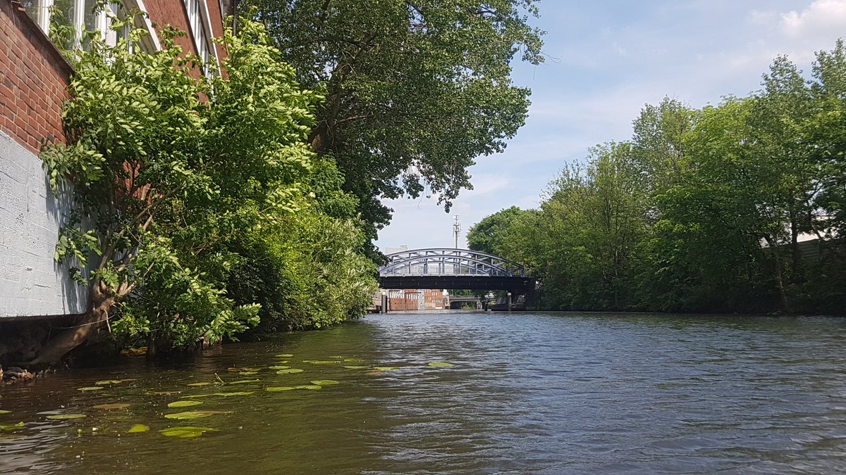 AbenteurerHH's tweet photo. Mit dem Schlauchboot #HamburgHamm erkundet. Echt super. Endlich #Sommer in Hamburg. Nach der großen Runde  sind wir müde vom rudern. #Wochenende #Familienausflug https://t.co/7ssYJoULvx