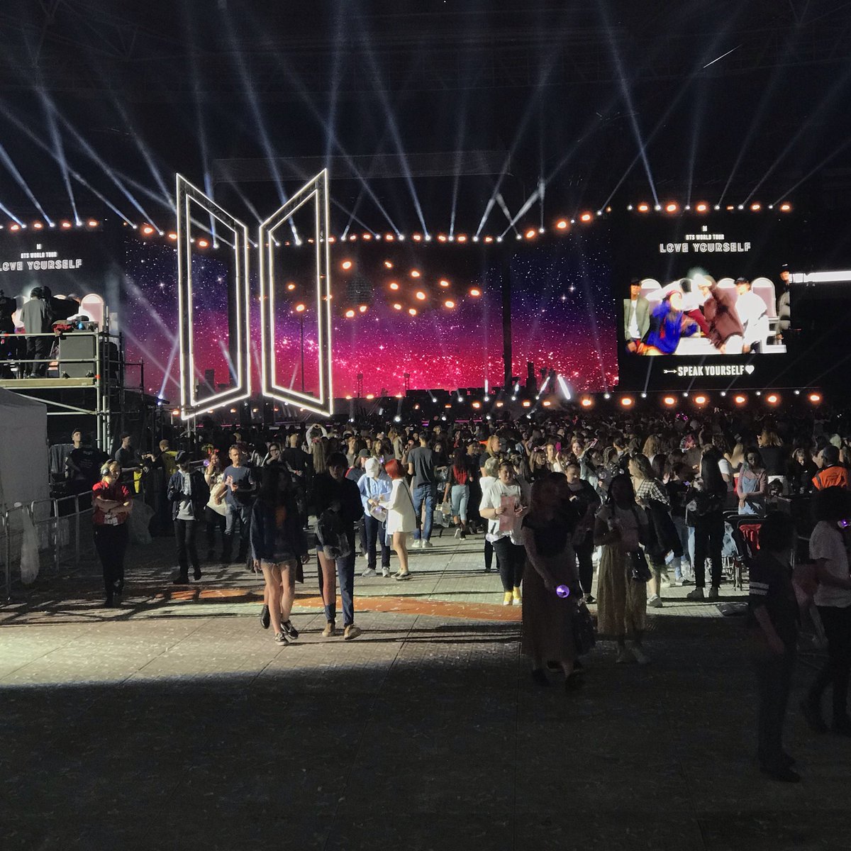 emxwhitehead's tweet photo. bts @ wembley was so good https://t.co/dK8qeTEP26