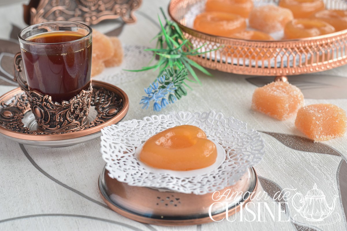 MAAJOUN EL TBASSASignifie "la confiture des assiettes" ou halwat el asferjel cette confiserie est bien connue dans toutes les régions et très appréciée faites a partir de pâte de coing. La nomination est due au fait qu’on laisse sécher cette pâte dans des assiettes.